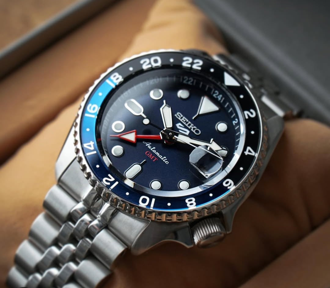 Seiko 5 GMT stainless steel Blue black watch