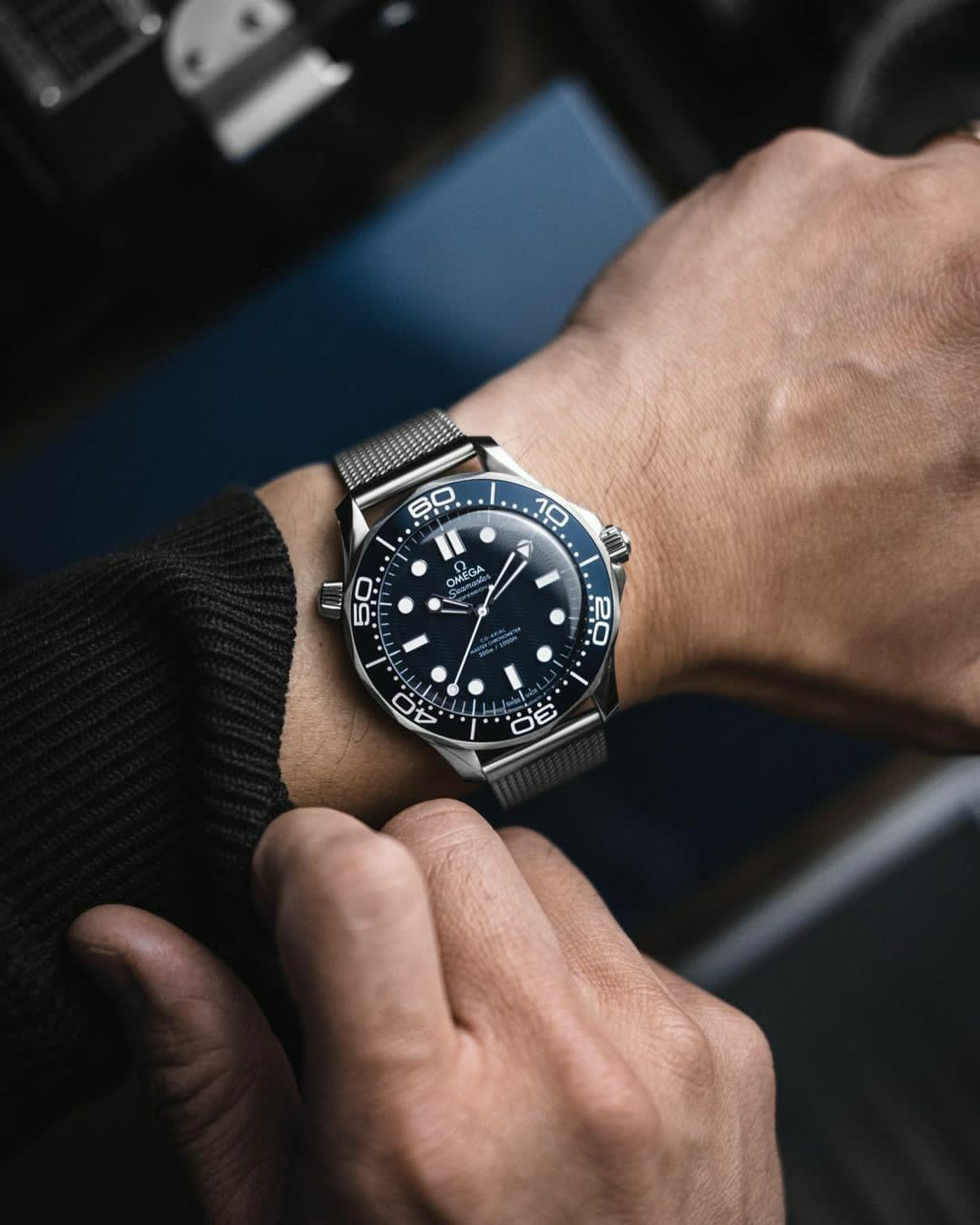 Omega Seamaster 007 Diver 300M Silver Black Dial Metal watch