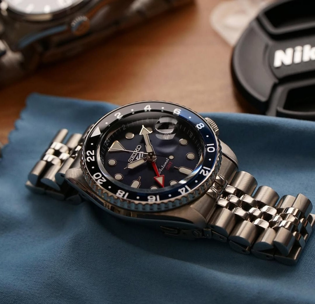 Seiko 5 GMT stainless steel Blue black watch