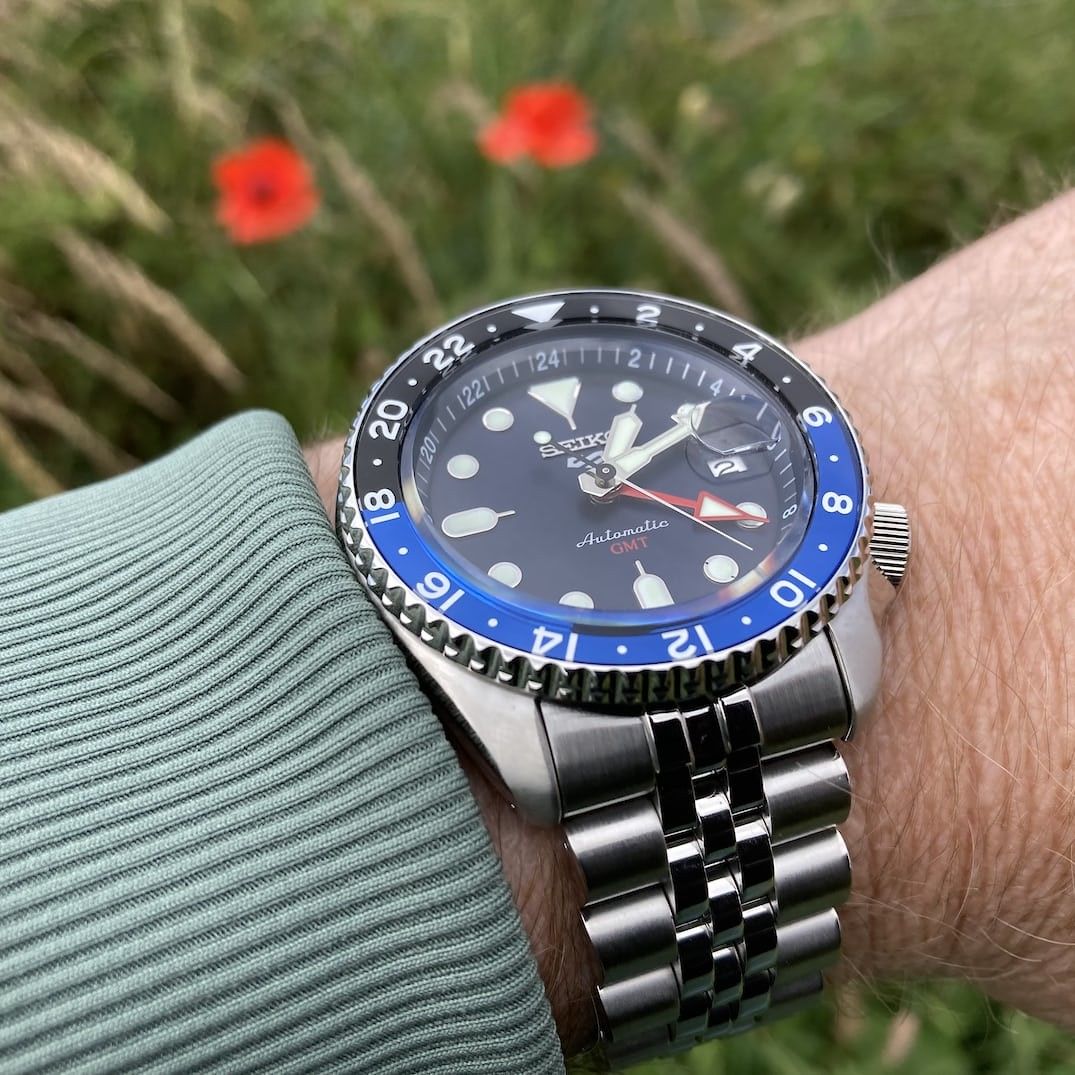Seiko 5 GMT stainless steel Blue black watch