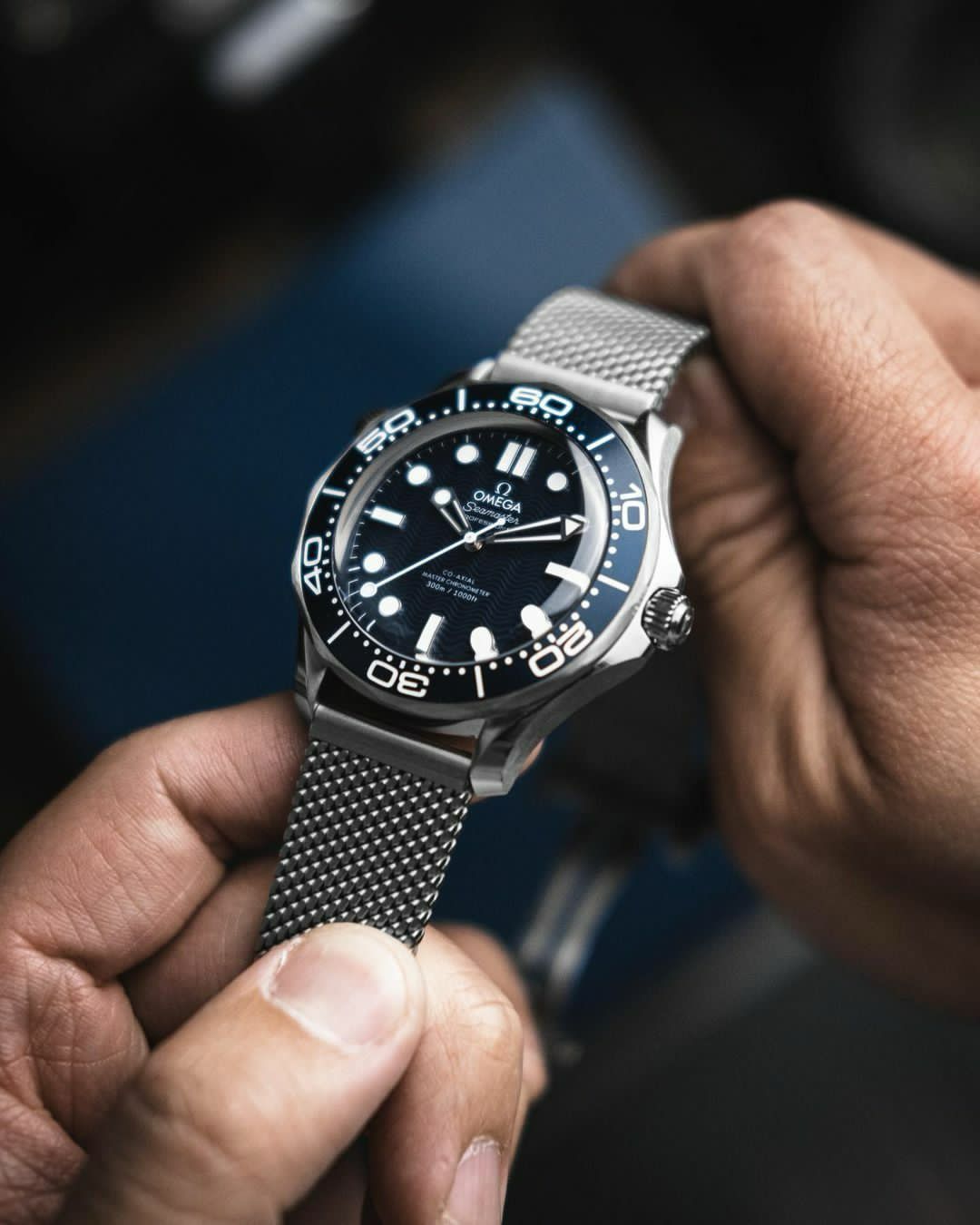 Omega Seamaster 007 Diver 300M Silver Black Dial Metal watch