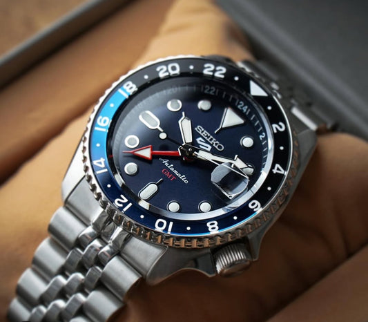 Seiko 5 GMT stainless steel Blue black watch