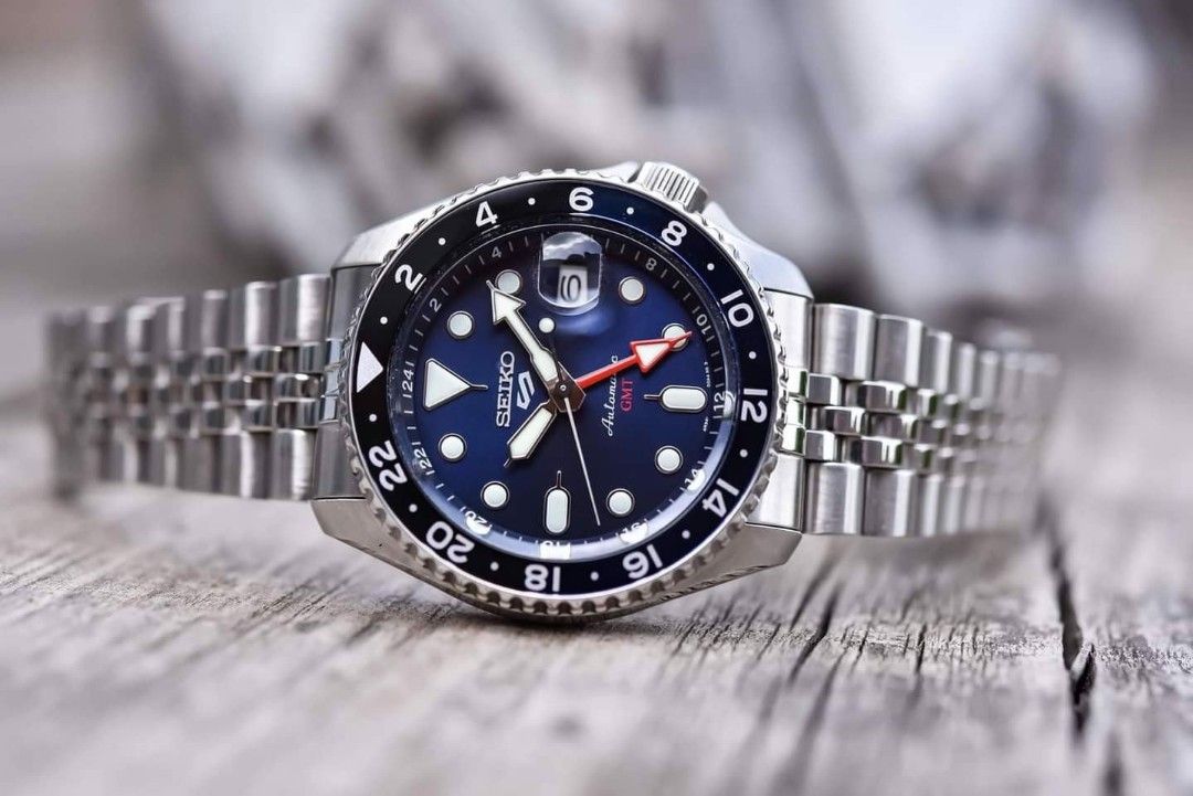 Seiko 5 GMT stainless steel Blue black watch