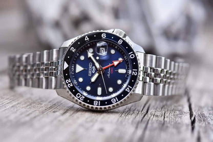 Seiko 5 GMT stainless steel Blue black watch
